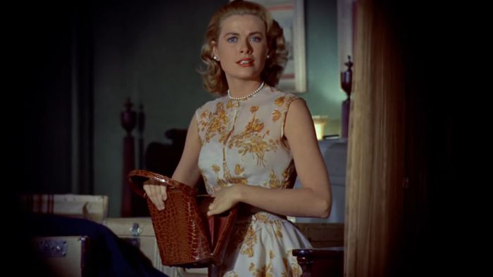 Grace Kelly đứng một mình trong một căn hộ trong Rear Window