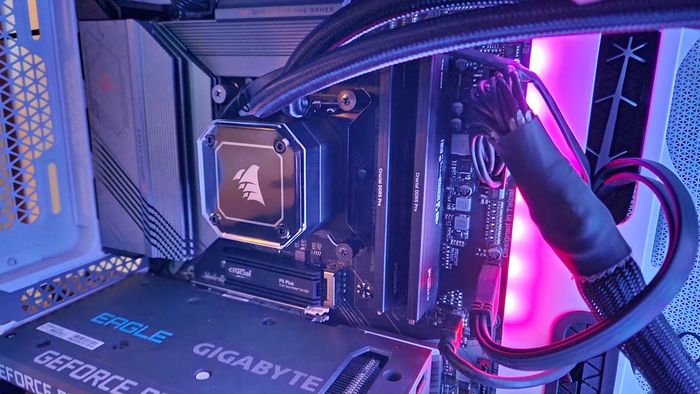 Crucial DDR5 Pro được lắp trên một bo mạch chủ chơi game