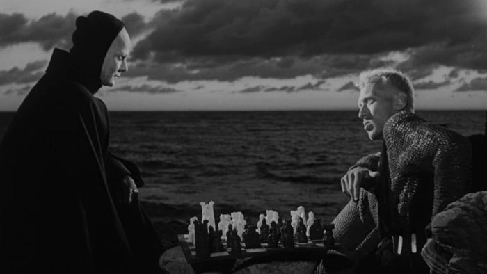 Một hiệp sĩ và Chết đang chơi cờ trên một bãi biển hoang sơ trong bộ phim The Seventh Seal