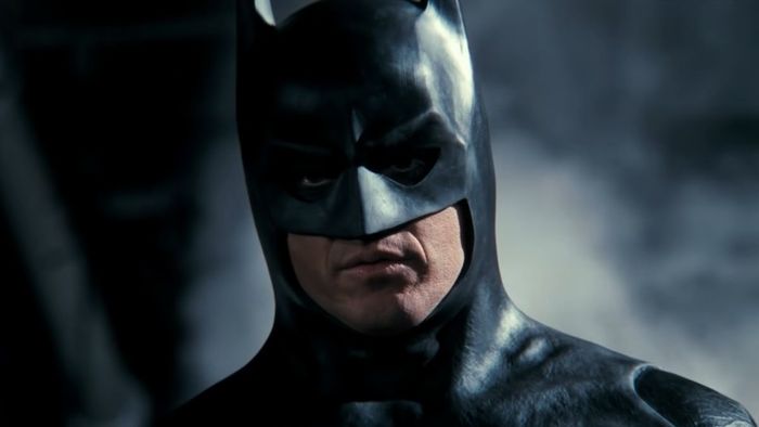 Batman đứng trong bóng tối