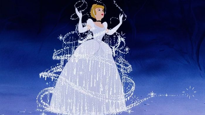 Cinderella mặc chiếc váy trắng biểu tượng của mình