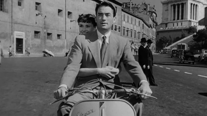 Audrey Hepburn lái xe scooter trong Roman Holiday