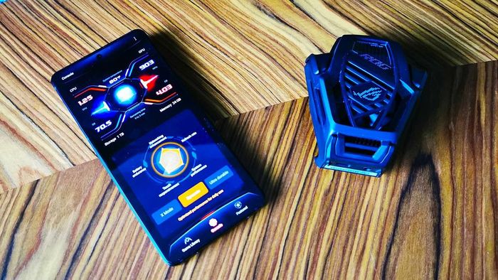 Asus ROG Phone 8 bên cạnh tản nhiệt đi kèm