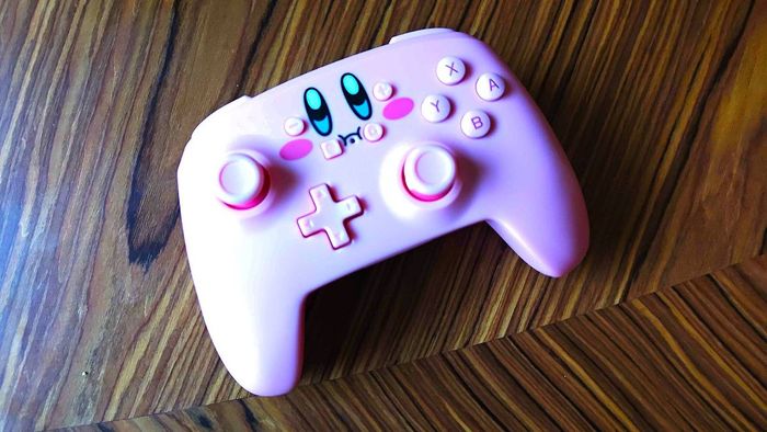 Bộ điều khiển Kirby của PowerA trên bề mặt gỗ