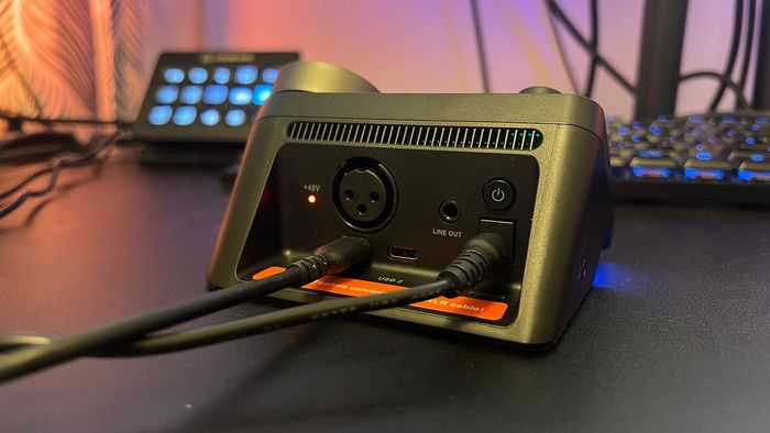 Các cổng kết nối của SteelSeries Alias Pro