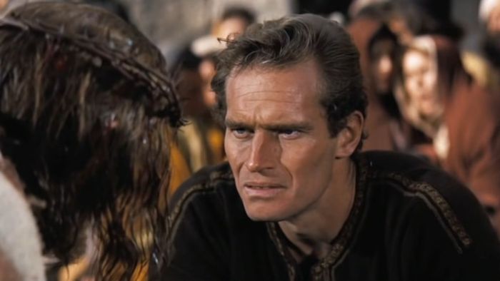 Charlton Heston nhìn vào đôi mắt của Chúa Jesus trong Ben-Hur