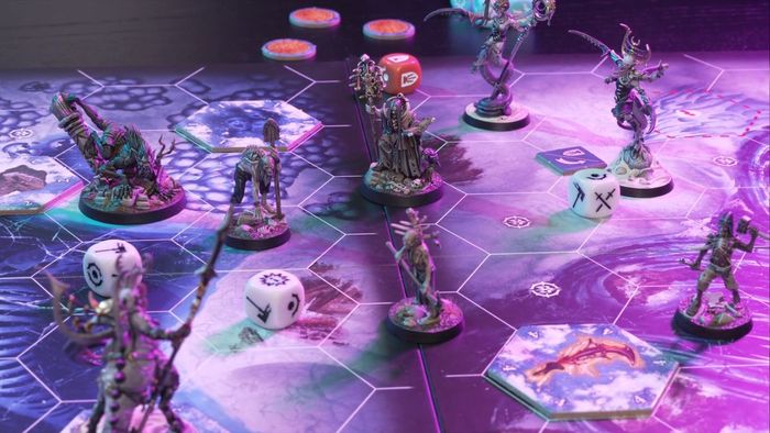 Các mô hình zombie và quỷ đặt trên bảng Warhammer Underworlds, với xúc xắc rải rác gần đó