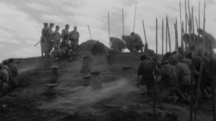 Một nhóm samurai và một làng chôn một người của họ trong Seven Samurai