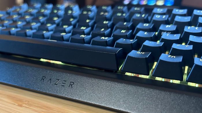 Gần cận với logo Razer trên mặt trước của bàn phím Razer BlackWidow V4 75%