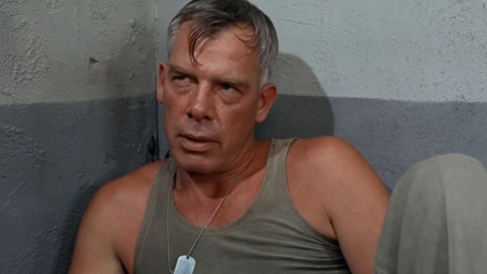 Lee Marvin ngồi trong một nhà tù quân đội trong Sergeant Ryker