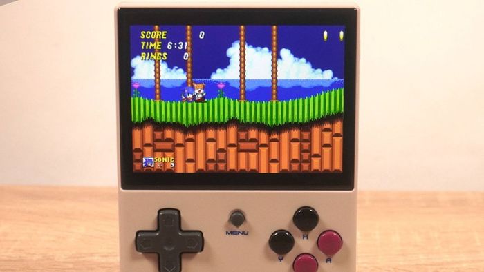 Anbernic RG35XX Plus với Sonic 2 trên màn hình