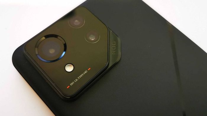Chụp gần ống kính máy ảnh Asus ROG Phone 8