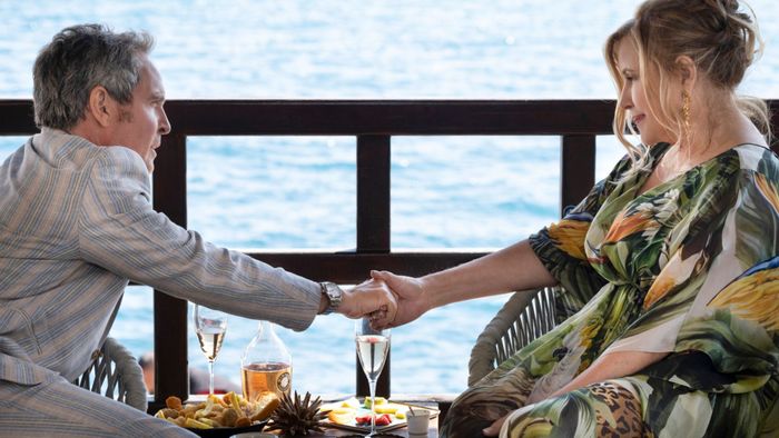 Tom Hollander và Jennifer Coolidge trong mùa 2 của The White Lotus