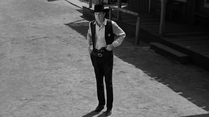 Gary Cooper đứng trong một thị trấn biên giới trong High Noon