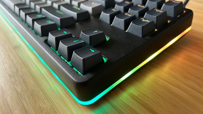 Góc của bàn phím Drop CTRL V2 với dải RGB chạy xung quanh mép