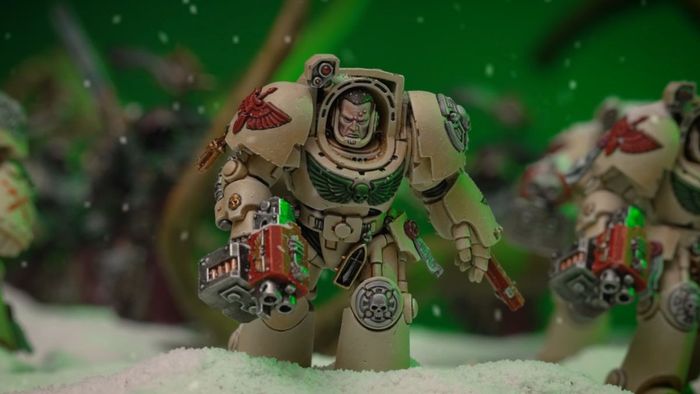 Các Chiến Binh Tấn Công Deathwing bước qua tuyết