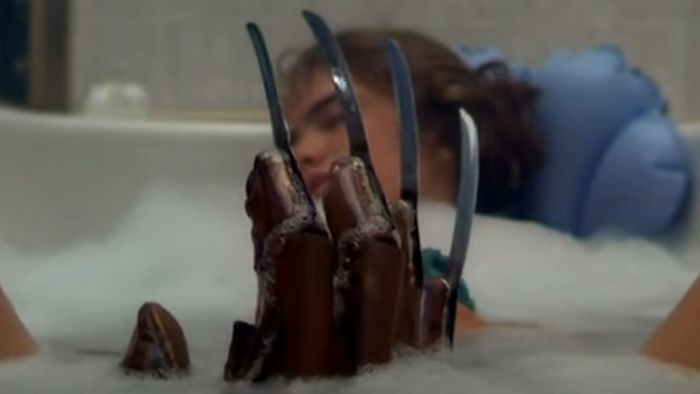 Freddy Krueger nổi lên từ bồn tắm của Nancy trong A Nightmare on Elm Street