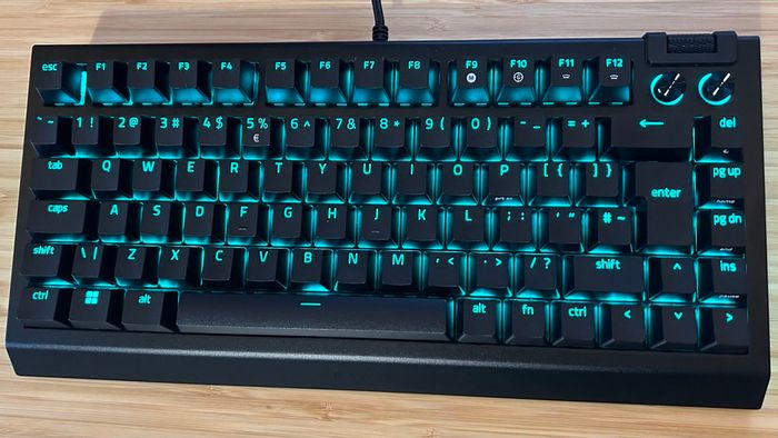 Bàn phím Razer BlackWidow V4 75% không có bộ nghỉ tay trên một bàn gỗ