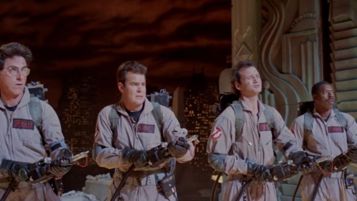 Nhóm Ghostbusters đứng trên mái nhà mờ ở New York