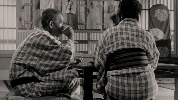 Hai người lớn tuổi Nhật Bản thưởng thức trà trong nhà ở Tokyo Story
