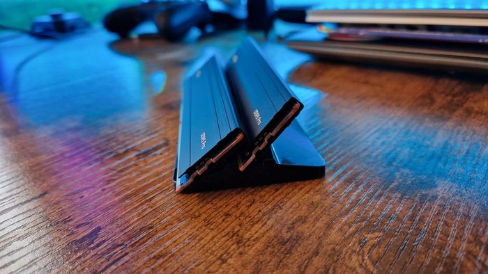 Crucial DDR5 Pro từ phía bên, với lớp phủ nhiệt nhôm của nó phản chiếu ánh sáng xanh trên bề mặt mờ