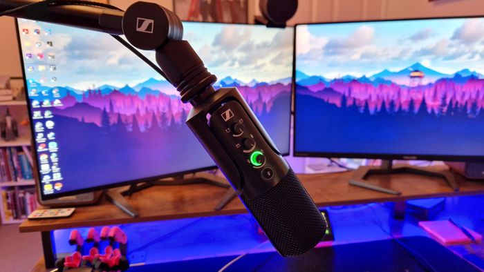 Micro Sennheiser Profile USB trên cần Sennheiser trước màn hình chơi game