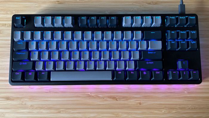 Bàn phím Drop CTRL V2 trên một bàn làm bằng gỗ