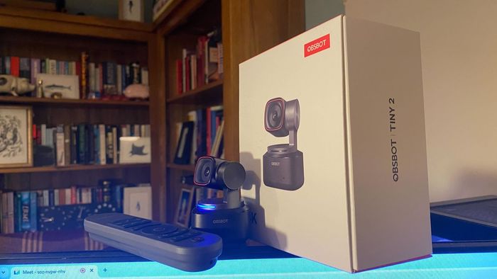 Hình ảnh rộng của OBSbot Tiny 2, cho thấy quy mô của webcam