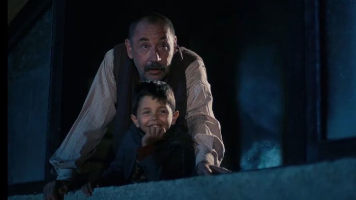 Một người chiếu phim già và một cậu bé trẻ kết nối trong Nhà Chiếu Bóng Cinema Paradiso