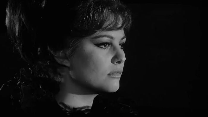 Claudia Cardinale đi trong một chiếc xe vào ban đêm trong bộ phim 8 1/2