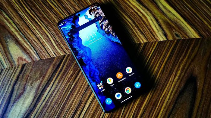 Asus ROG Phone 8 trên bàn làm từ gỗ