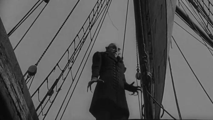 Count Orlok đi trên một con tàu trong Nosferatu