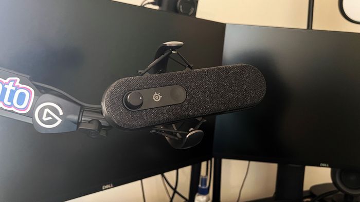 SteelSeries Alias được gắn vào cánh tay mic Elgato Wave