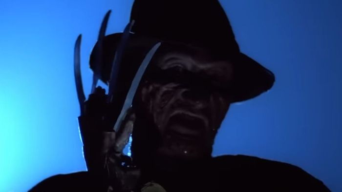 Freddy Krueger trêu chọc một cô gái tuổi teen trong khu phố của cô ở A Nightmare on Elm Street