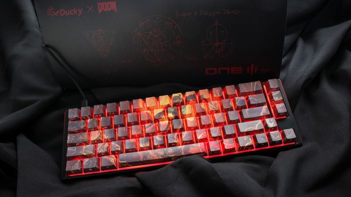 Ducky x Doom One 3 bàn phím chơi game phiên bản giới hạn