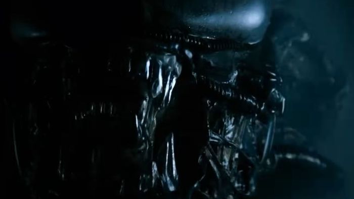 Xenomorph gầm gừ trong bóng tối trong Alien