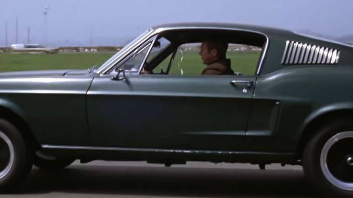 Steve McQueen lái chiếc Ford Mustang kinh điển của mình trong Bullit