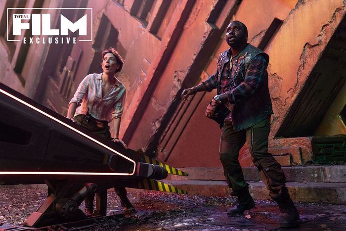 Rebecca Hall và Brian Tyree Henry trong Godzilla x Kong