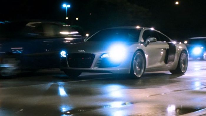 Trong Người Sắt, Tony Stark lái chiếc Audi R8 màu bạc của mình qua giao thông