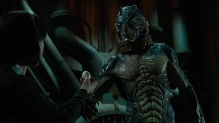 Người Lưỡi Cá được cho ăn trứng trong một cơ sở trong The Shape of Water