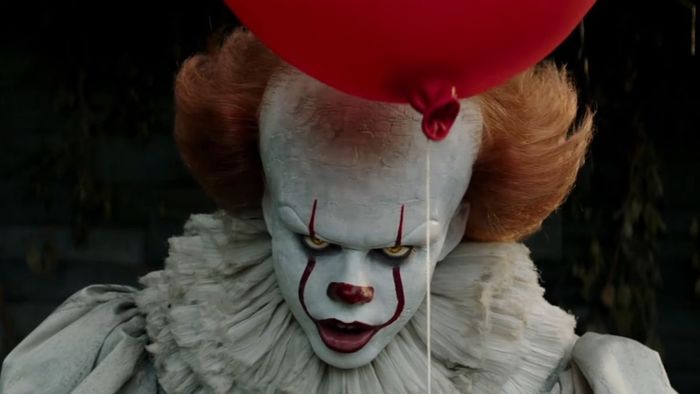 Pennywise xuất hiện trước một ngôi nhà cũ với một quả bóng màu đỏ trong IT