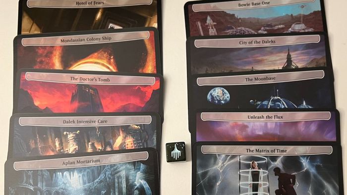 Các thẻ MTG Doctor Who được đặt chồng lên nhau trên một bàn