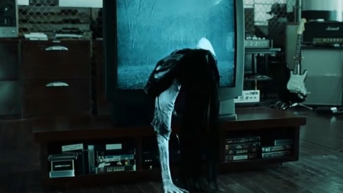 Samara bò ra khỏi TV của mình trong The Ring