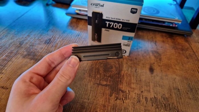 Đánh giá Crucial T700 Pro về chiều cao của tản nhiệt tích hợp