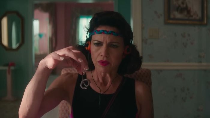 Carla Gugino trong vai Janet trong Lisa Frankenstein
