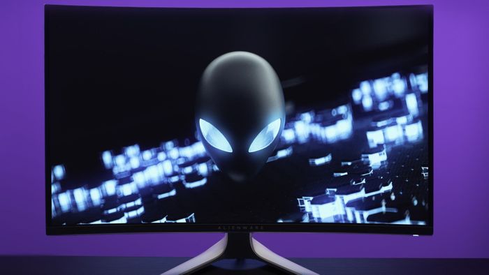 Màn hình chơi game cong của Alienware trên nền tím