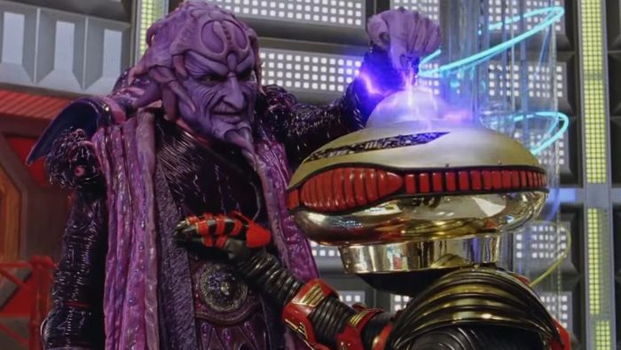 Ivan Ooze phóng ra một tia sáng chói lọi trên Alpha 5 trong Mighty Morphin Power Rangers