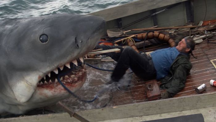 Cá mập cố gắng ăn một ngư dân trong Jaws