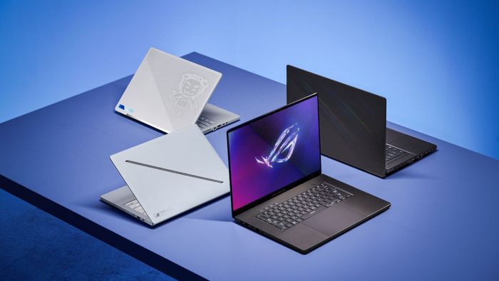 Asus ROG Zephyrus G14 và G16 trên một bàn màu xanh