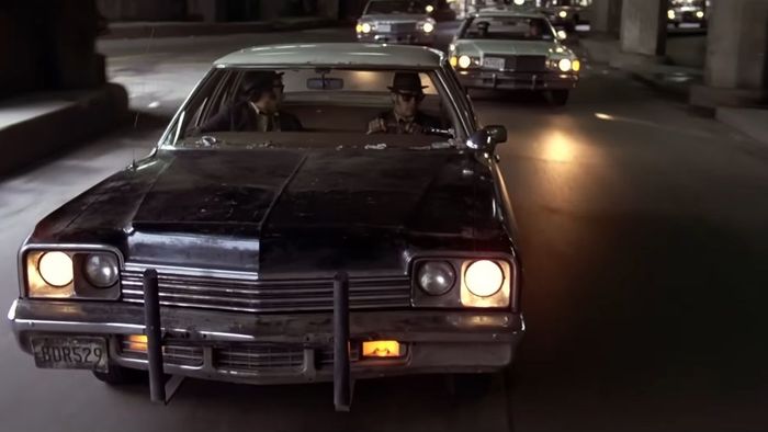 The Blues Brothers lái chiếc Dodge Monaco của họ để trốn thoát khỏi cảnh sát